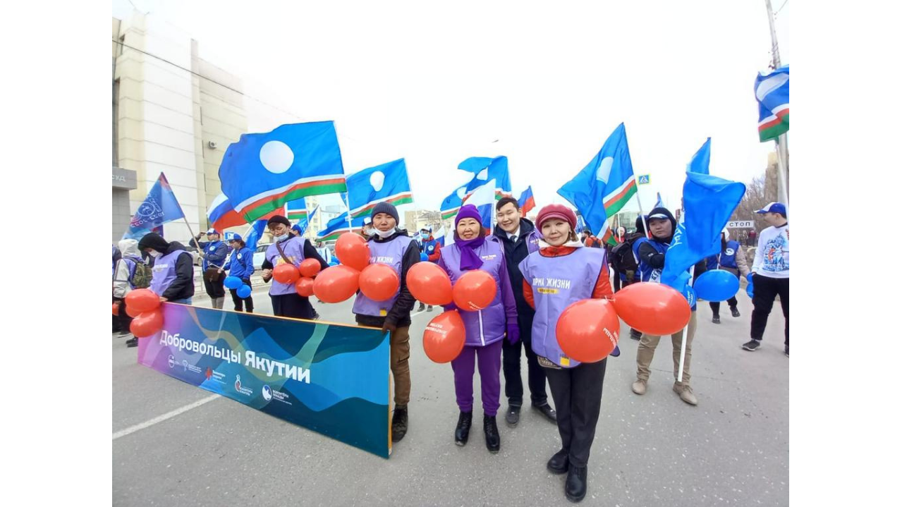 Серебряные волонтеры приняли участие в праздничном шествии в честь 100-летнего юбилея ЯАССР