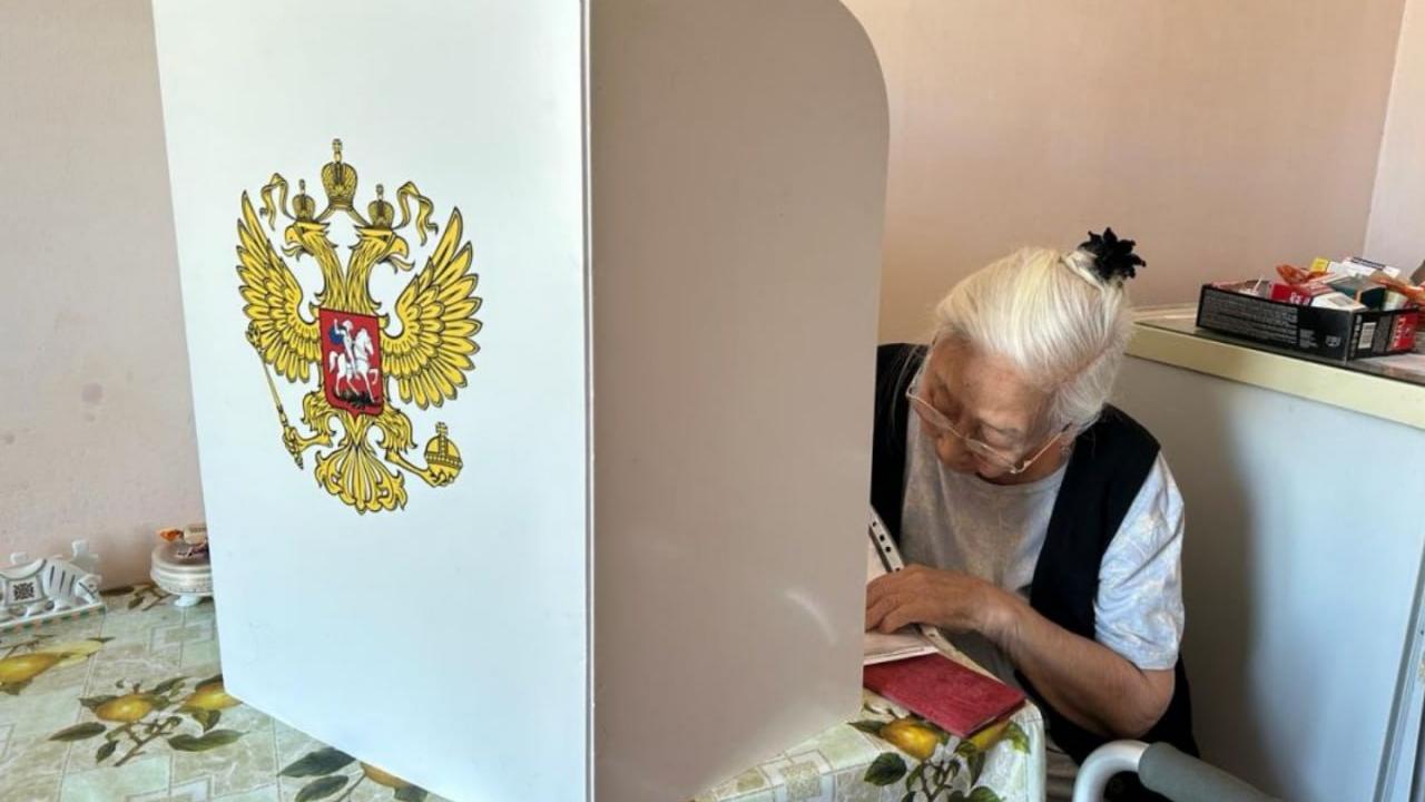 Столетняя горожанка Анастасия Афанасьева проголосовала дома