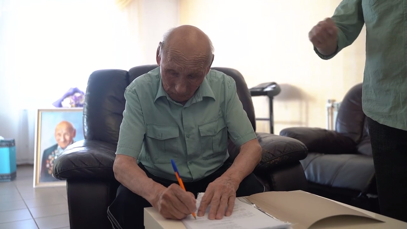 Столетний ветеран Великой Отечественной войны Наум Слепцов проголосовал на выборах Президента страны