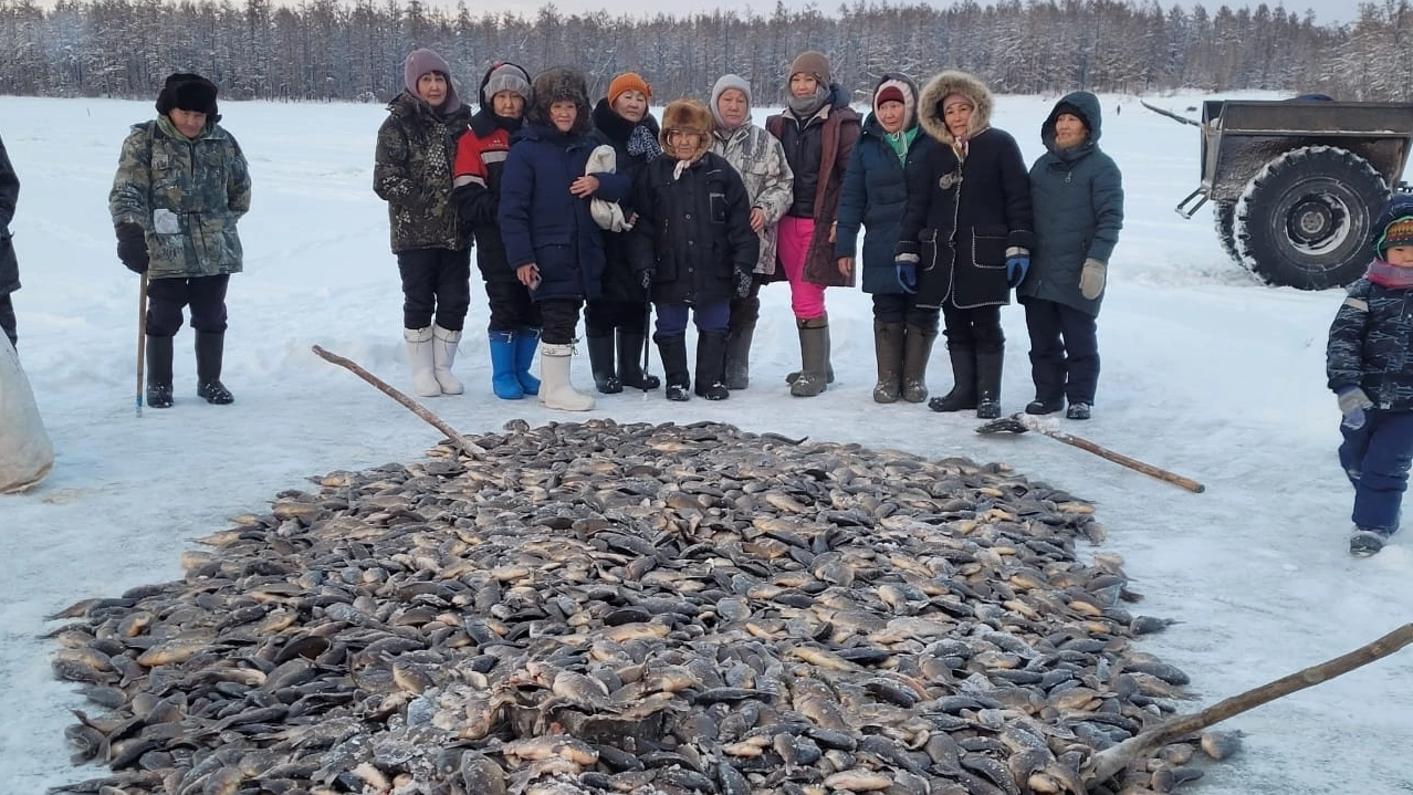 Серебряные волонтеры приняли участие в традиционной зимней рыбалке Мунха